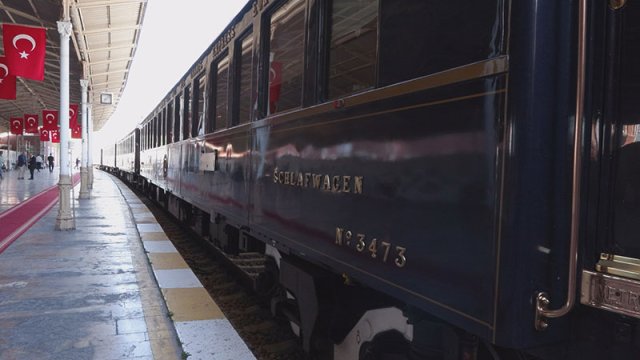 Tarihi 'Orient Express', 64 yolcusuyla Sirkeci’ye geldi